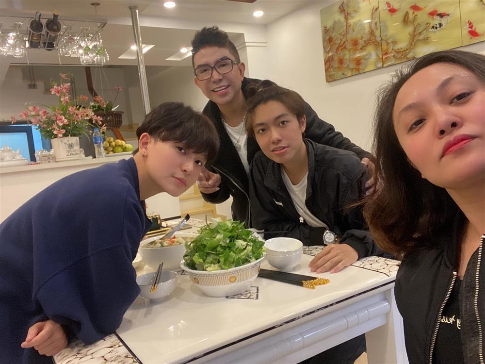 Con trai Long Nhật và vợ Á khôi: Cao 1m8, mặt mũi khôi ngô-5