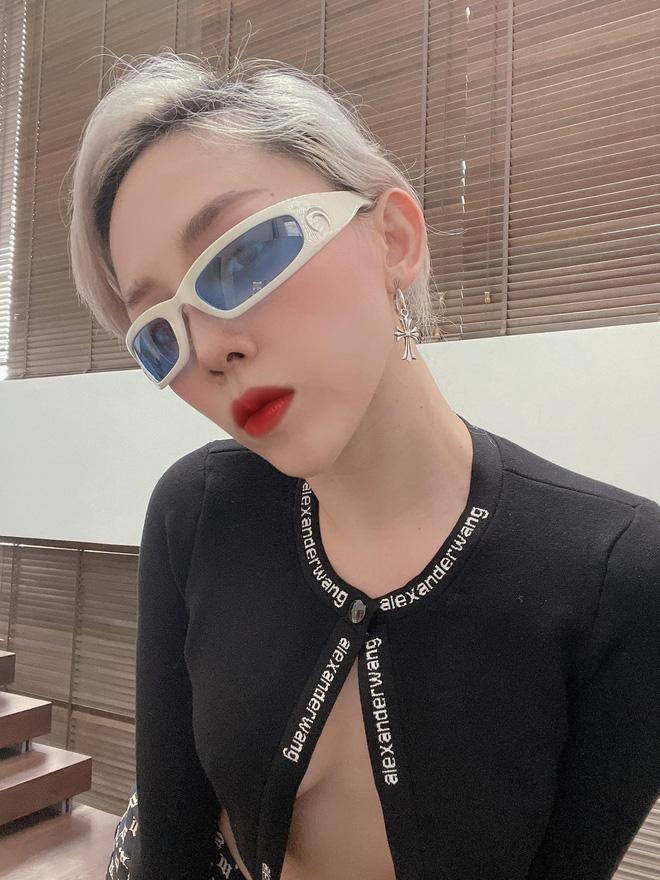 Tóc Tiên phanh áo, thả rông lộ chân ngực-2