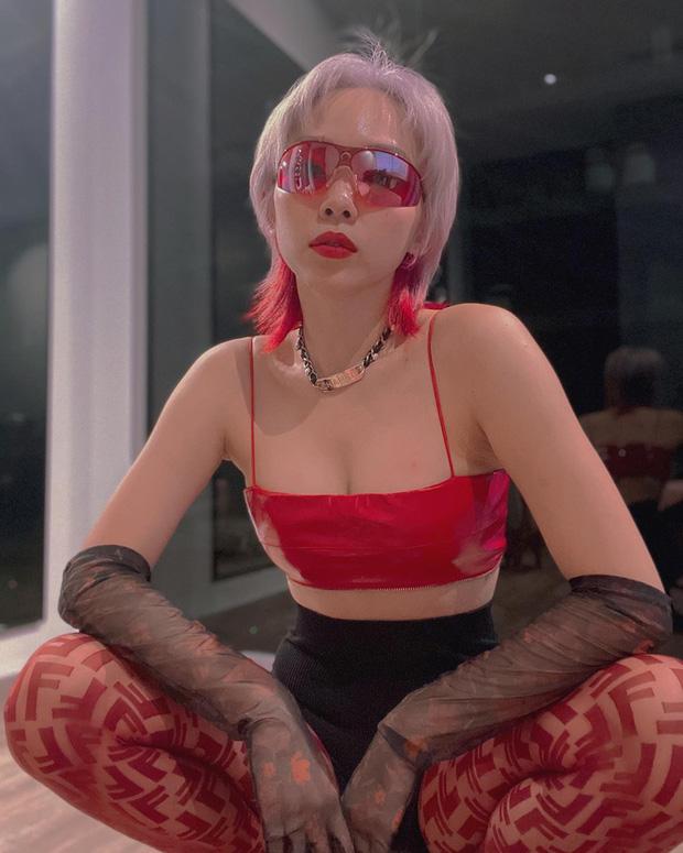 Tóc Tiên phanh áo, thả rông lộ chân ngực-7