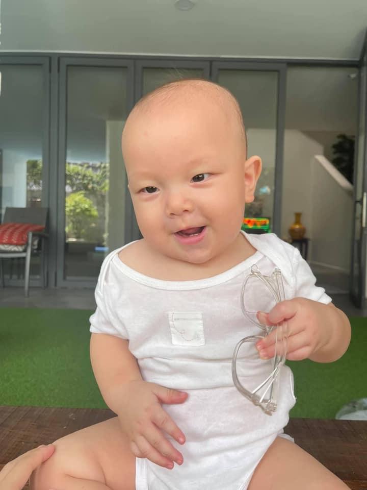 Biểu cảm hài hước, đáng yêu của bé Leon nhà Hồ Ngọc Hà.