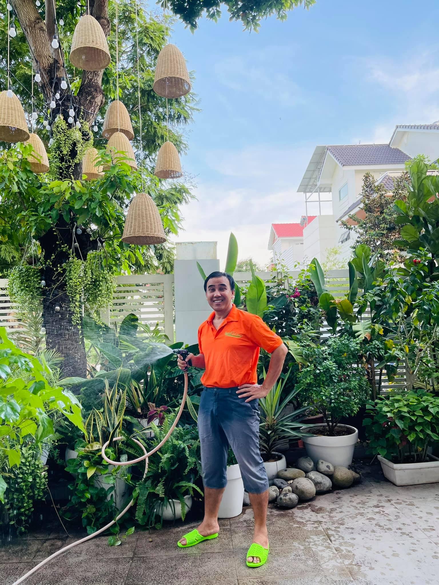 Quyền Linh dí dỏm: "Tưới cây cũng phải lịch sự nha. Chúc cả nhà ngày mới vui khỏe và bình an, hãy gắn kết yêu thương để cùng vượt qua đại dịch nhé bà con... Yêu lắm và thương lắm".