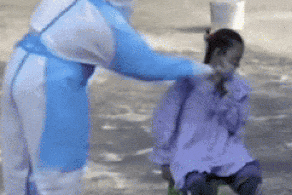 Cầm ghế phang vào nhân viên y tế khi xét nghiệm Covid-19-1