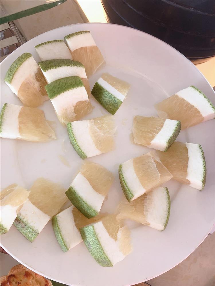 Chàng trai bổ bưởi mà nhiều người tưởng thái thịt ba chỉ-1