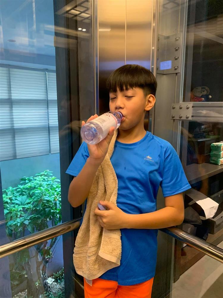 Con trai Hồ Ngọc Hà hì hục tập gym, dân mạng xem cười xỉu-4