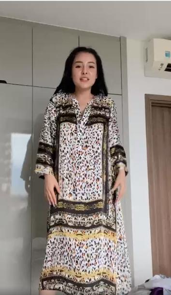 Ngân 98 mặc váy bầu, suýt lộ trọn vòng 1 trên livestream-5