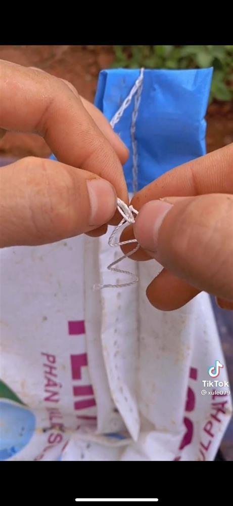 Sống bao nhiêu năm trên đời giờ mới biết cách mở bao gạo không tốn 3s-2