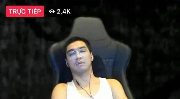 PewPew bất ngờ ngủ gục trên ghế khi livestream, lý do là gì?-1