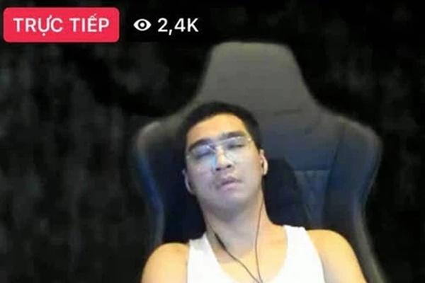 Nữ streamer vô tư để bạn trai sàm sỡ trên livestream-8