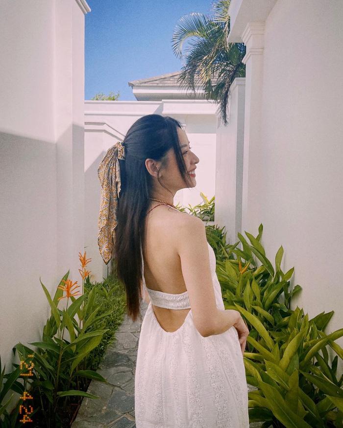 Ninh Dương Lan Ngọc, Chi Pu khoe vai gợi cảm với mốt váy áo cổ yếm-2