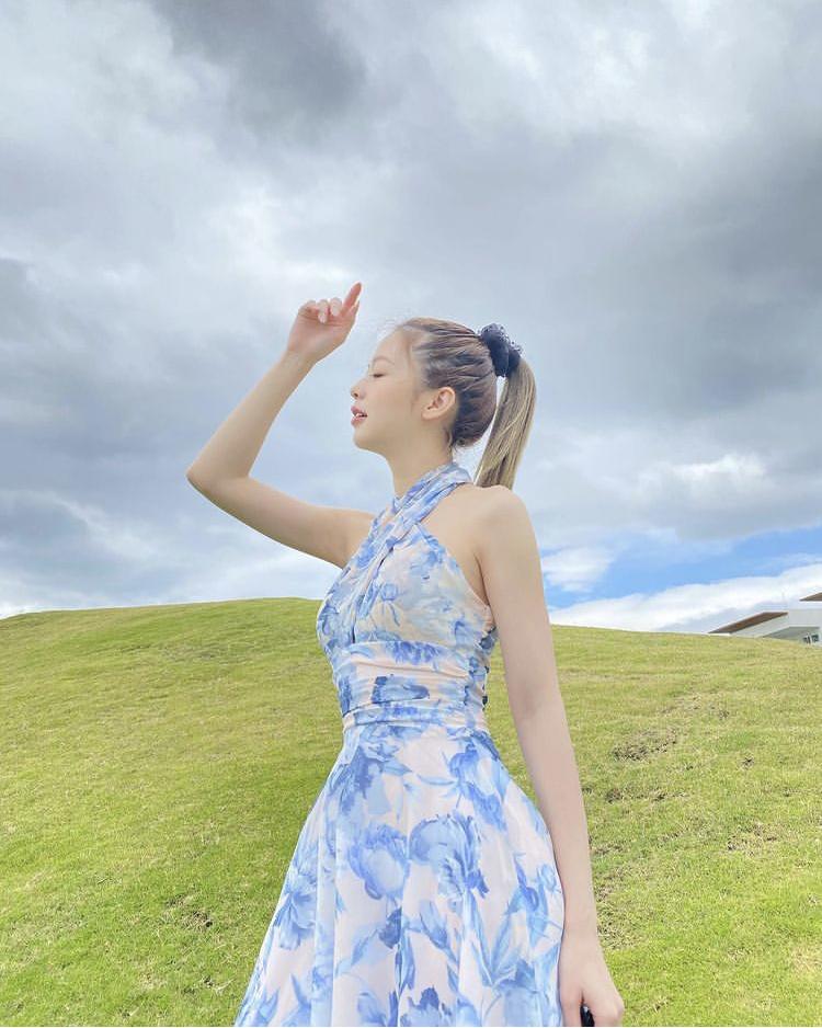 Ninh Dương Lan Ngọc, Chi Pu khoe vai gợi cảm với mốt váy áo cổ yếm-9