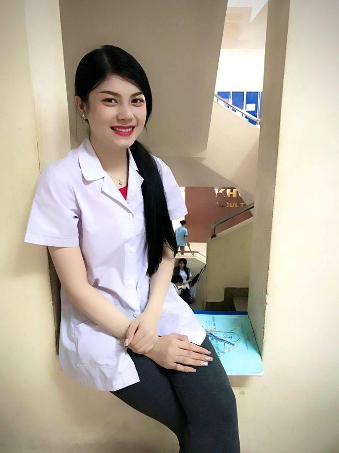 Mỹ nhân chung bồ Ngọc Trinh lộ ảnh chưa dao kéo phèn hết nấc-2