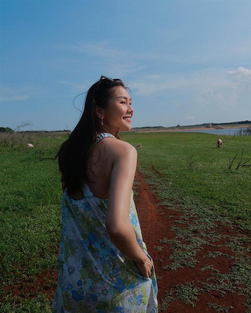 Ninh Dương Lan Ngọc, Chi Pu khoe vai gợi cảm với mốt váy áo cổ yếm-3