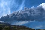 Núi lửa phun trào tạo nên cột khói xẻ ngang bầu trời