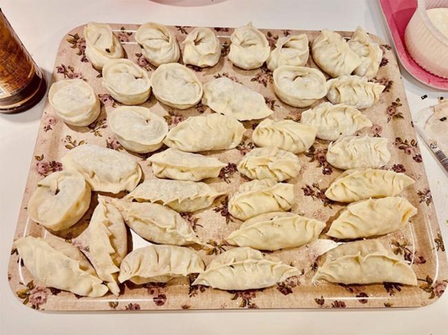 Món ăn đầu tiên mà diễn viên "Hạ Cánh Nơi Anh" trổ tài chính là mandu - món bánh bao truyền thống của người dân Hàn Quốc. Đây cũng là lần đầu người đẹp nặn bánh bao và không ngờ thành quả đẹp tới vậy. Cô hài hước "tự sướng" mình là bậc thầy mandu. Giống với màn thầu của người Trung Quốc hay gyoza của người Nhật Bản, mandu là một trong những món ăn "quốc bảo" ở xứ sở kim chi. Món bánh cũng được làm từ nhân thịt băm nhỏ, hành lá, tỏi, gừng nhưng cho thêm đậu hũ, ăn kèm với kim chi, nước tương, dấm và ớt, hơi khác so với các phiên bản ở Trung Quốc hay Nhật Bản. Nặn mandu có nhiều cách. Son Ye Jin thử thực hiện nhiều kiểu như nặn hình nén vàng, nặn hình cái gối. Thành quả lần đầu thực hiện của chị đẹp cũng rất "ra gì và này nọ".