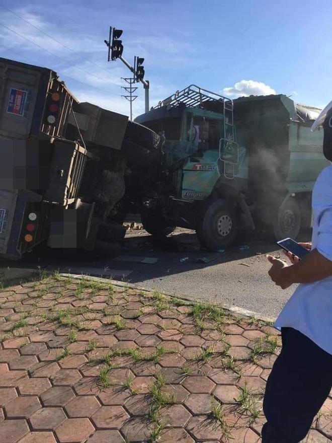 Clip: Ô tô bị đâm nát bét, tài xế chui ra chắp tay vái lạy cảm ơn-4