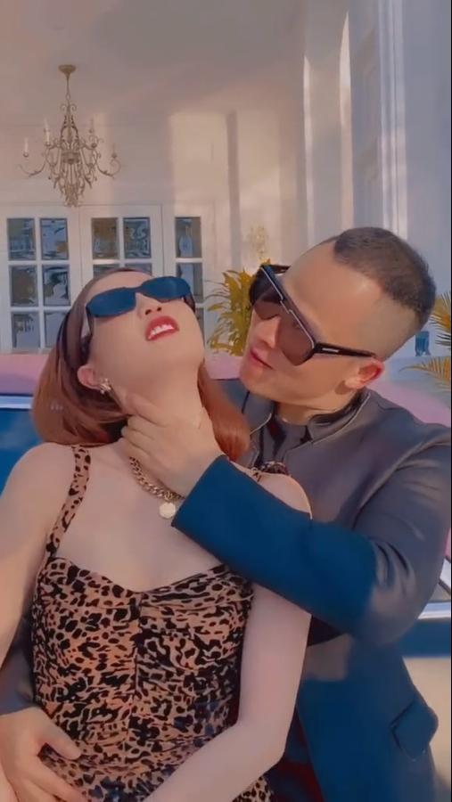 Vũ Khắc Tiệp bóp cổ Ngọc Trinh khiến mẫu nội y lộ nét xấu khó sửa-3