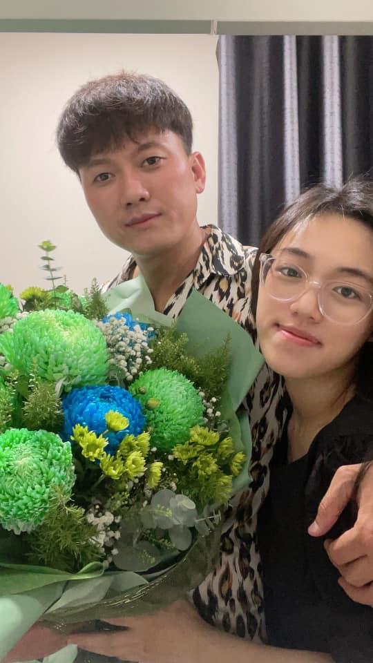 Quách Ngọc Tuyên đưa vợ kém 16 tuổi đi thi tốt nghiệp THPT