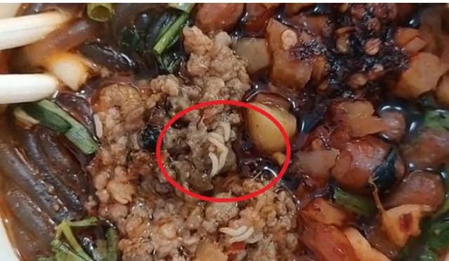 Mua phải bát mì đầy giòi, cô gái bóc phốt thì bị phát hiện chiêu trò-1