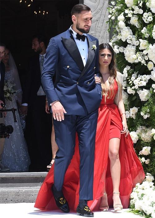 Thủ môn Italy và bạn gái chênh nhau 40 cm-2