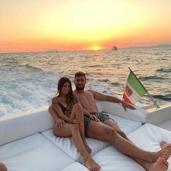 Thủ môn Italy và bạn gái chênh nhau 40 cm-6