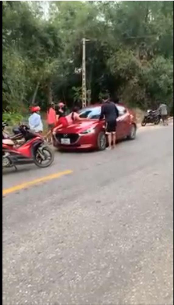 Clip: Vợ nhảy lên capo đánh ghen, chồng phi xe bất chấp sống chết-3