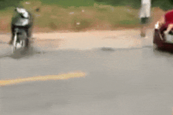 Vợ nhảy lên capo đánh ghen, chồng túm tóc tẩn như kẻ thù-1