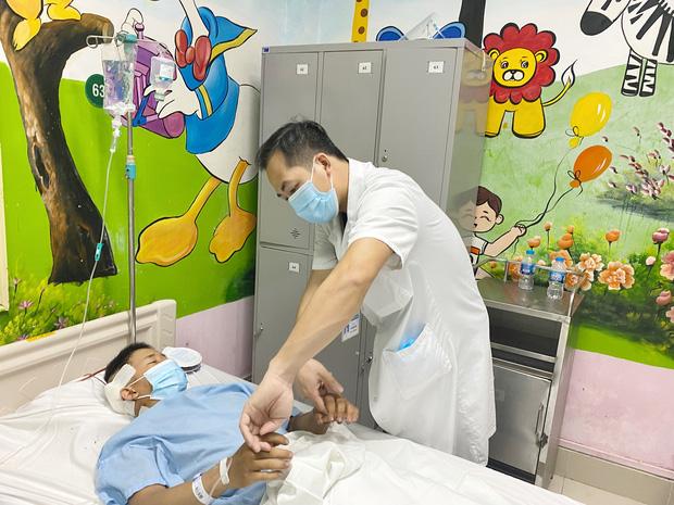 Ngã từ tầng 5 vào cột sắt bê tông, thanh niên 18 tuổi bị đâm từ cổ qua não-2