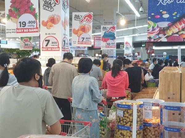 Người Sài Gòn đổ xô mua thực phẩm, siêu thị khẳng định không thiếu hàng-10