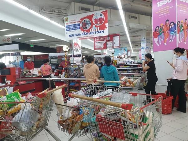 Người Sài Gòn đổ xô mua thực phẩm, siêu thị khẳng định không thiếu hàng-12