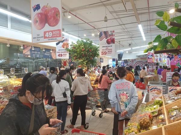 Người Sài Gòn đổ xô mua thực phẩm, siêu thị khẳng định không thiếu hàng-9
