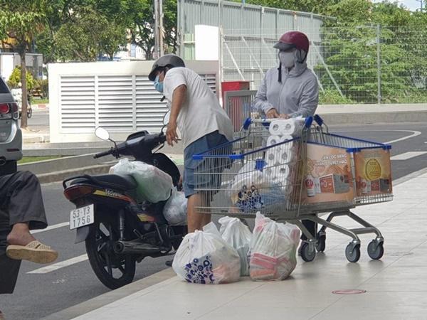 Người Sài Gòn đổ xô mua thực phẩm, siêu thị khẳng định không thiếu hàng-14