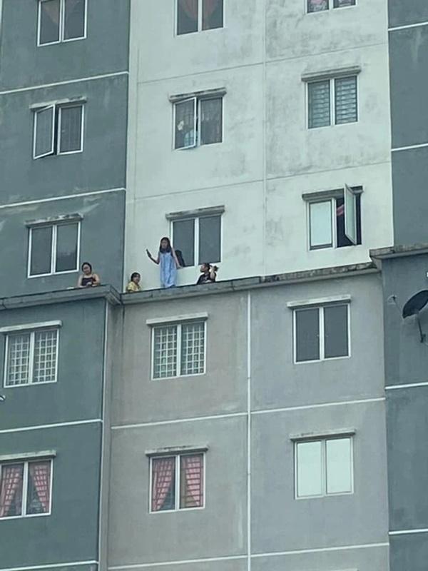 Nhóm 5 người phụ nữ trèo lên tầng 6 tòa nhà tụ tập bị áp giải ngay về đồn-2