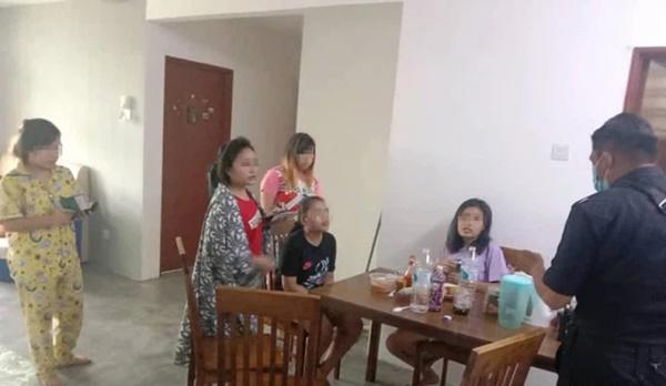 Nhóm 5 người phụ nữ trèo lên tầng 6 tòa nhà tụ tập bị áp giải ngay về đồn-3