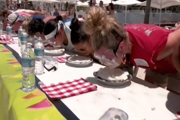 Cuộc thi tay không bắt cá trê khổng lồ ở Mỹ-1