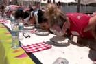 Cuộc thi úp mặt ăn bánh chanh ở Mỹ