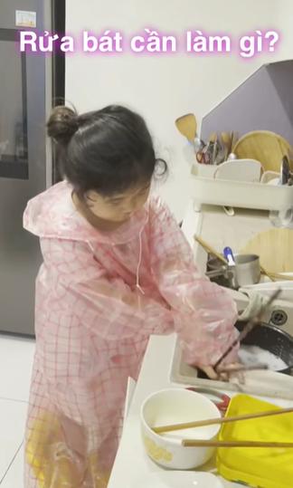 Con gái Hương Giang mặc áo mưa rửa bát, lý do đưa ra hết hồn-1