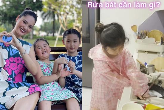 Con gái Hương Giang mặc áo mưa rửa bát, lý do đưa ra hết hồn