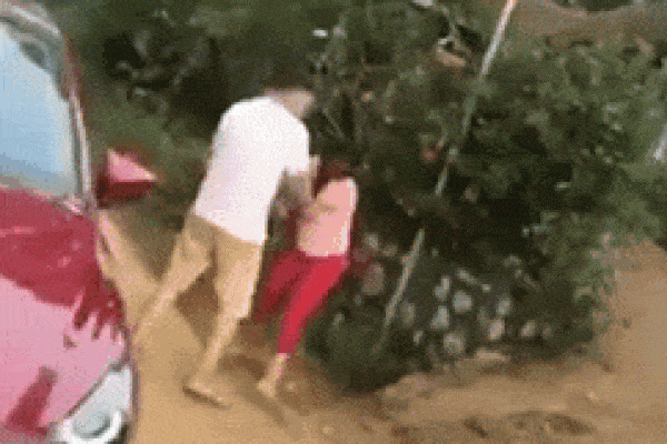 Vợ nhảy lên capo đánh ghen, chồng túm tóc tẩn như kẻ thù-3