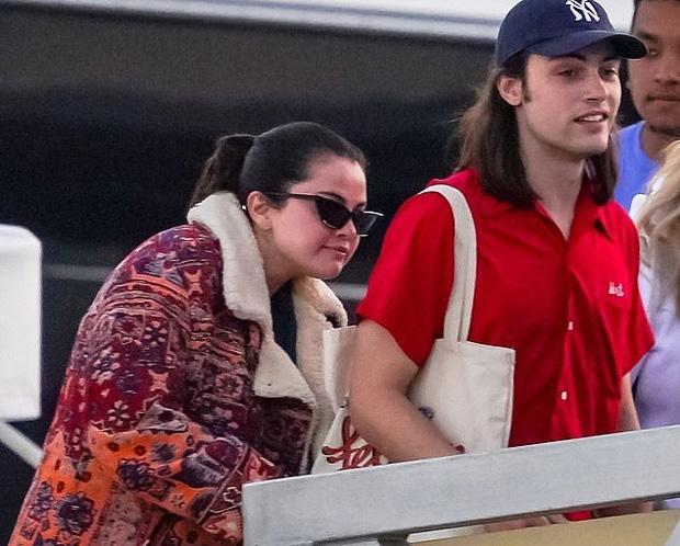 Selena Gomez gây sốc với ngoại hình phát tướng, lí do khiến fan hoang mang-6