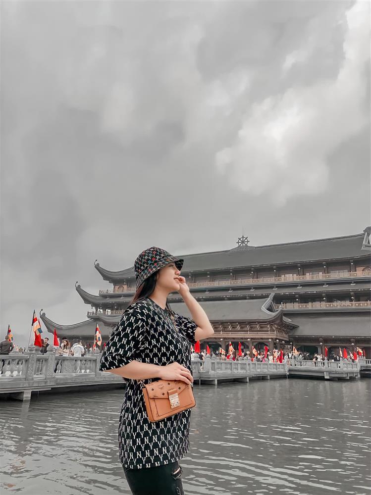 Khánh Linh cởi đồ quảng cáo mỹ phẩm tắm trắng, Tiến Dũng thả comment ủng hộ-11