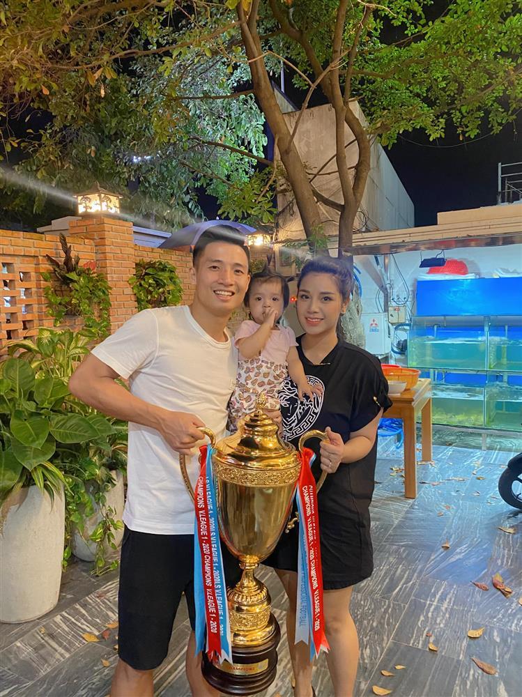 Khánh Linh cởi đồ quảng cáo mỹ phẩm tắm trắng, Tiến Dũng thả comment ủng hộ-9