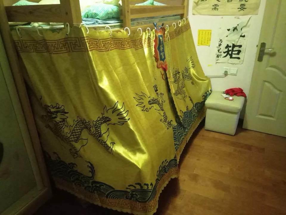 Treo rèm giường cho riêng tư mà ai nhìn cũng tưởng lập đàn cầu mưa-3