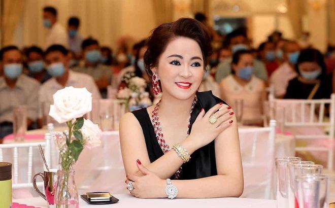 Bà Phương Hằng đeo vòng kim cương giá bằng căn biệt thự-11