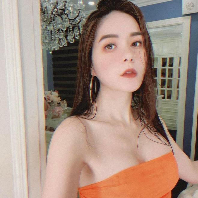 Đoàn Di Băng khoe đường cong hiểm nhưng sao chiếc bàn hơi cong nhỉ?-3