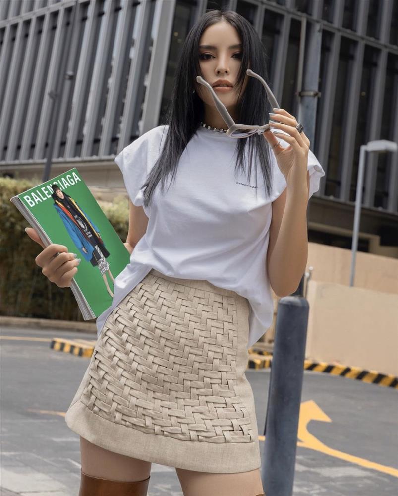 Ngọc Trinh, Hiền Hồ mặc áo len cổ lọ giữa thời tiết nóng chảy mỡ-3