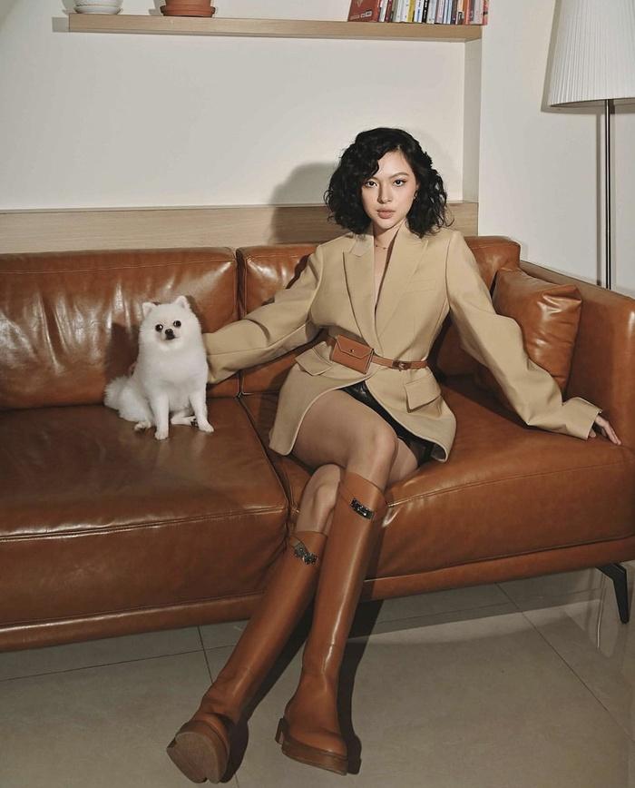 Ngọc Trinh, Hiền Hồ mặc áo len cổ lọ giữa thời tiết nóng chảy mỡ-10