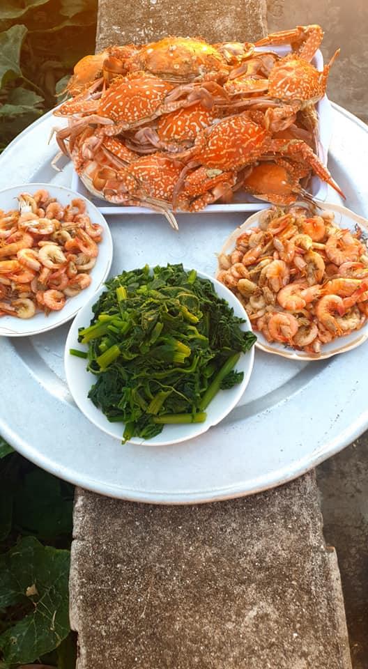 Cãi nhau nảy lửa vì mâm cơm đầy ắp ghẹ, tôm biển mà giá chỉ 70k-1