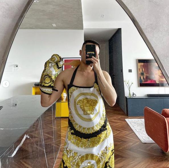 Stylist Hoàng Ku truổng cời, đeo tạp dề 10 triệu show body hư hỏng-4