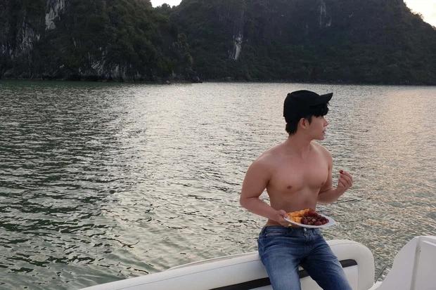 Nathan Lee mở đại hội trưng múi sầu riêng, vòng eo gây chú ý-4