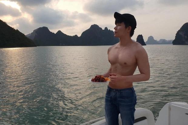 Nathan Lee mở đại hội trưng múi sầu riêng, vòng eo gây chú ý-5